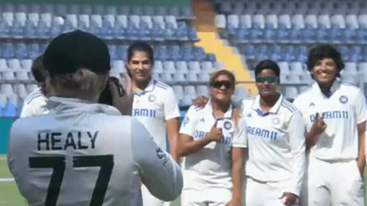 Alyssa Healy taking photo of victorious Indian team | X