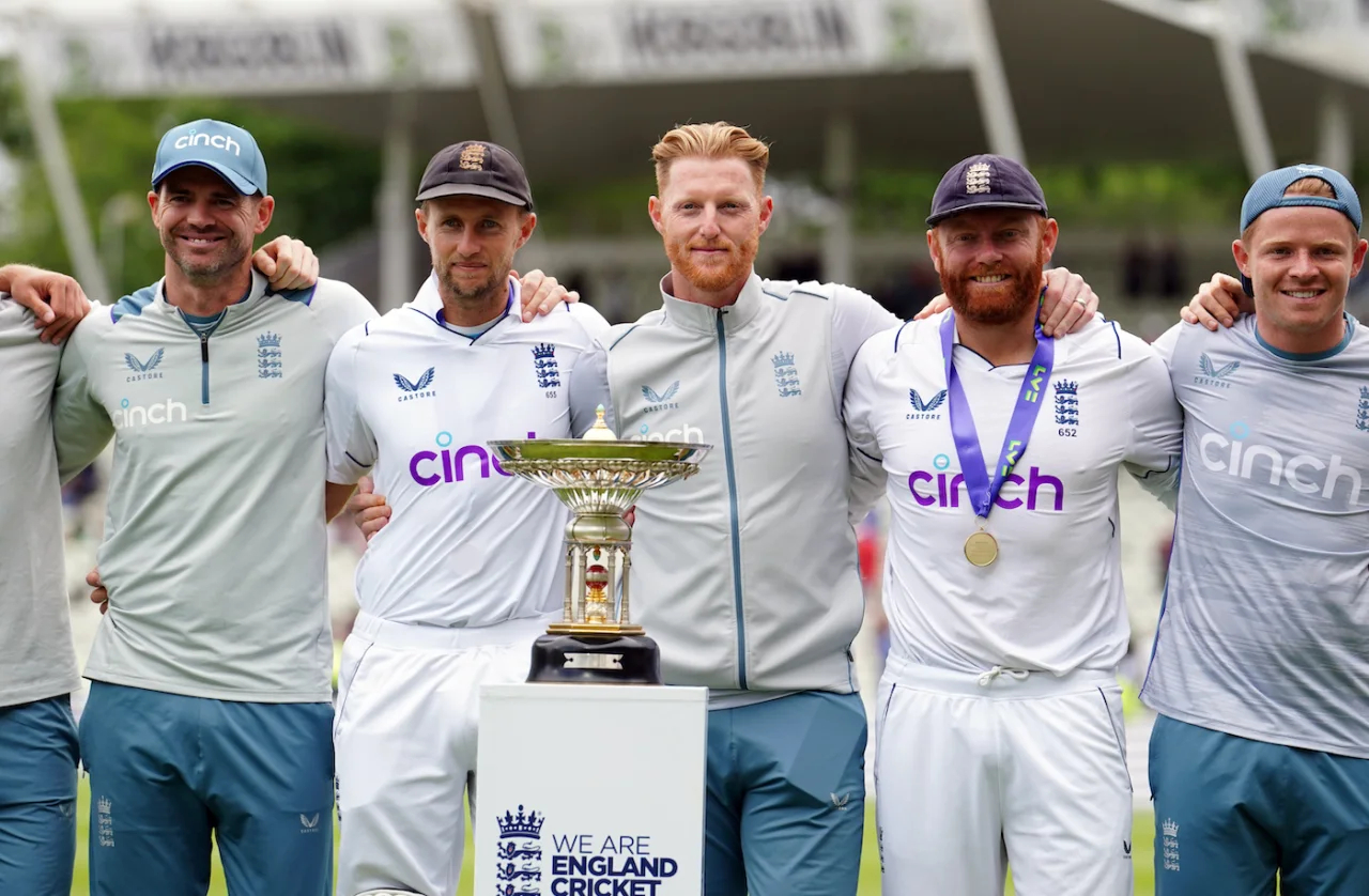 England team poses with the Pataudi trophy | Getty Images