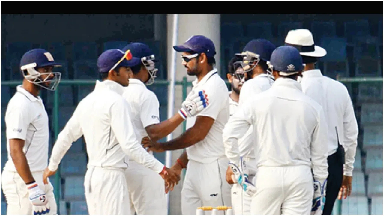 Tiwary and Gambhir engaged in a heated war of words during 2015 Ranji Trophy match | X