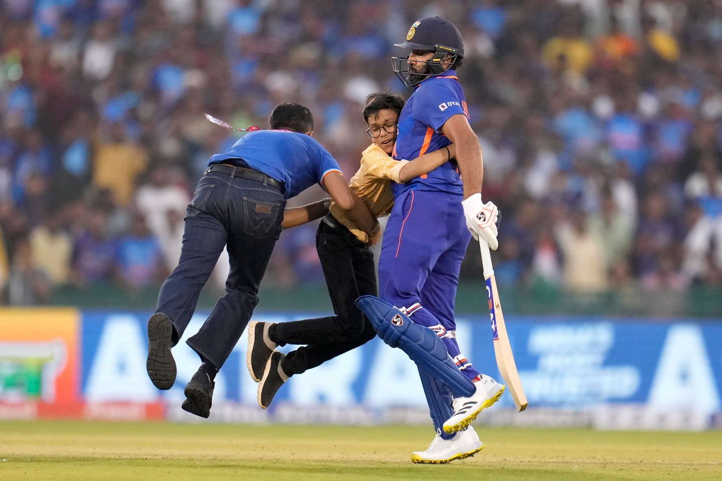 Crazy young fan breached security to enter the field | BCCI