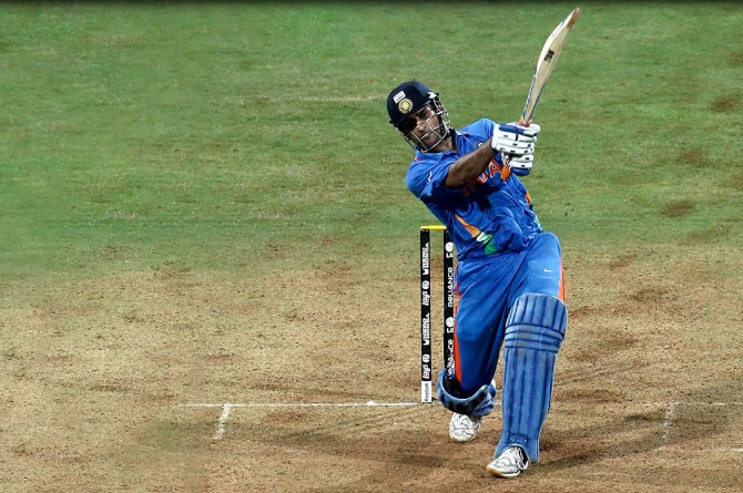 Dhoni plays that iconic shot | Twitter