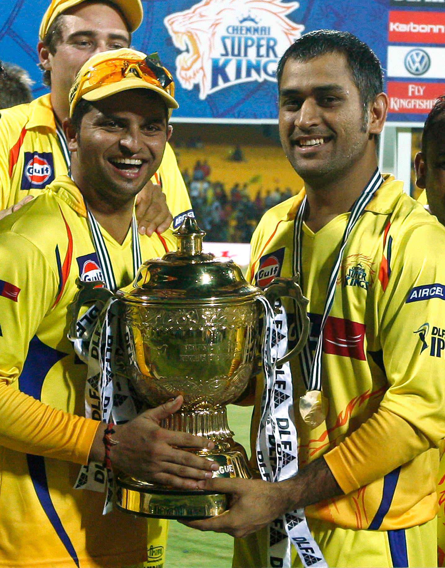 MS Dhoni and Suresh Raina with IPL trophy | Twitter