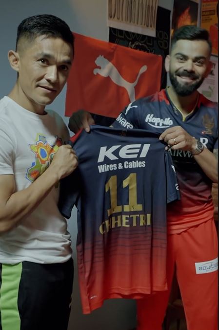 Kohli gifted Chhetri a RCB jersey | Instagram