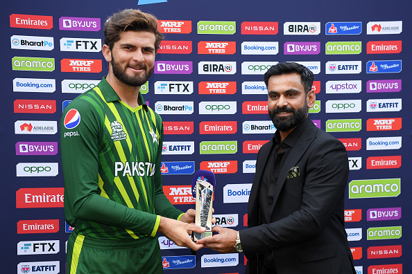 Shaheen Afridi gets Player of the Match award from Mohammad Hafeez | Getty