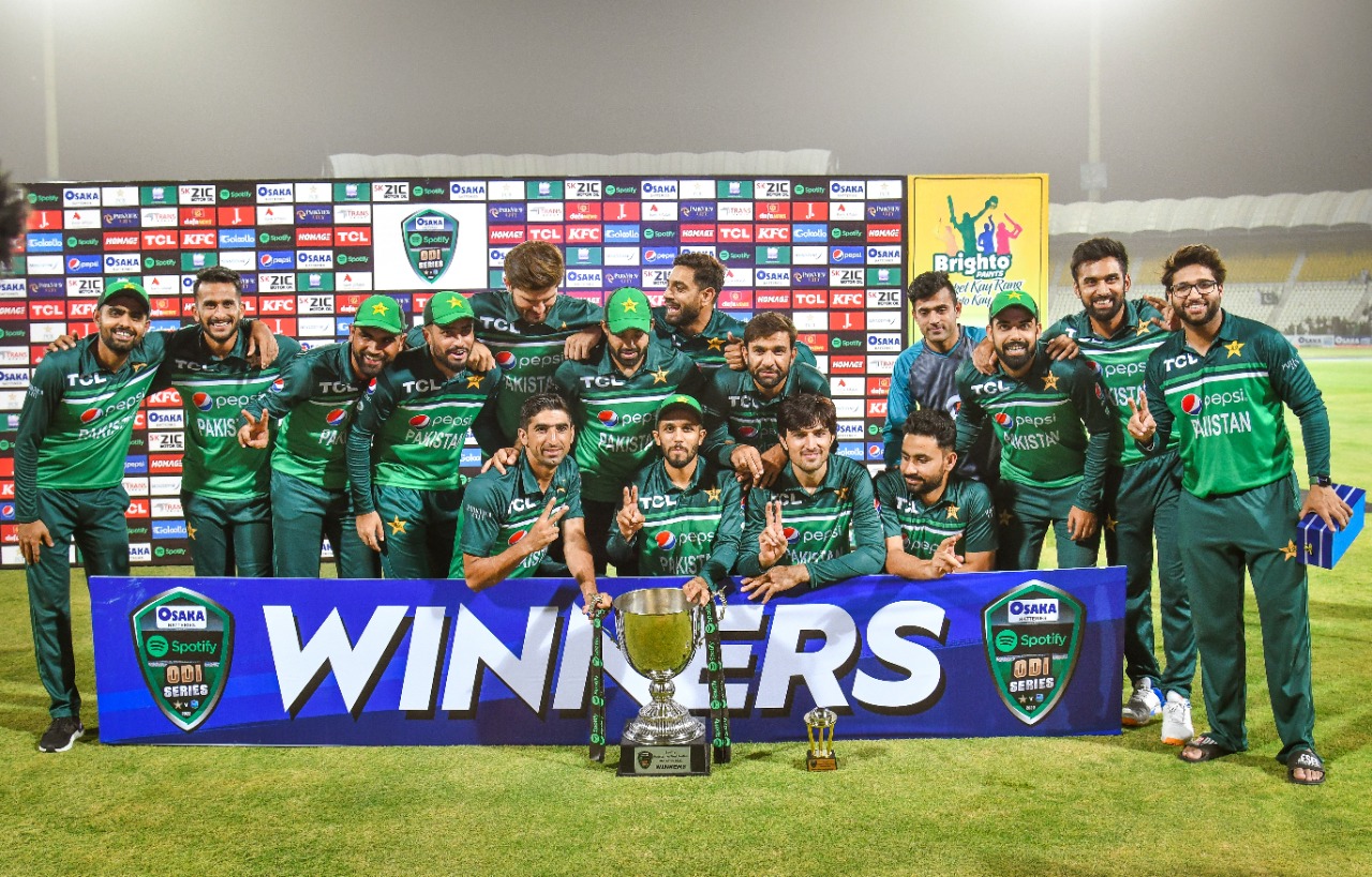 Pakistan players poses with the trophy| PCB Twitter