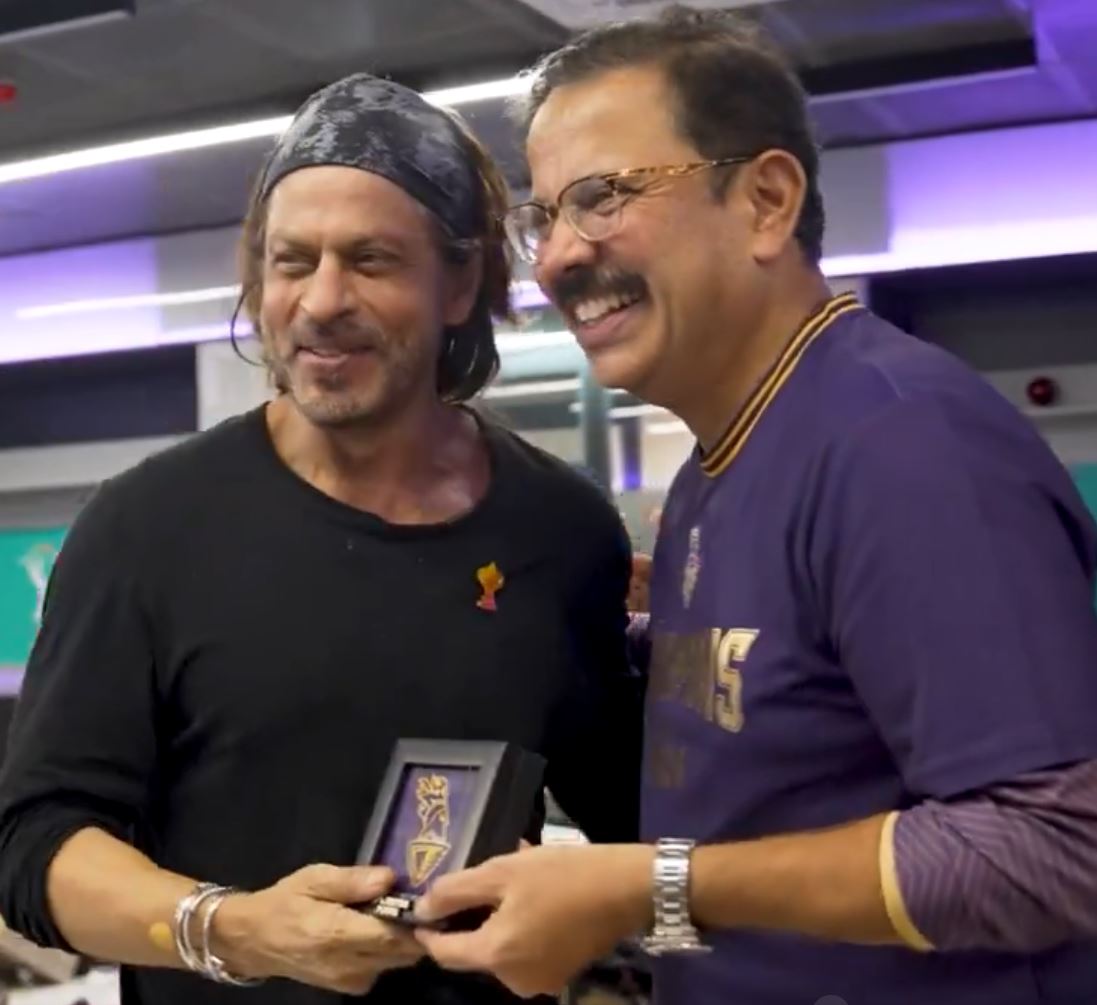 Shah Rukh Khan got a special memento from KKR team  | KKR X