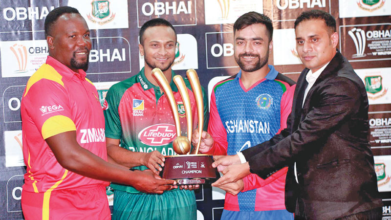Hamilton, Shakib and Rashid poses with trophy | BCB