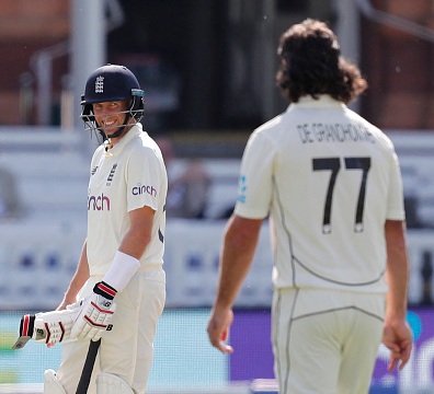 Joe Root and Colin de Grandhomme | Getty Images