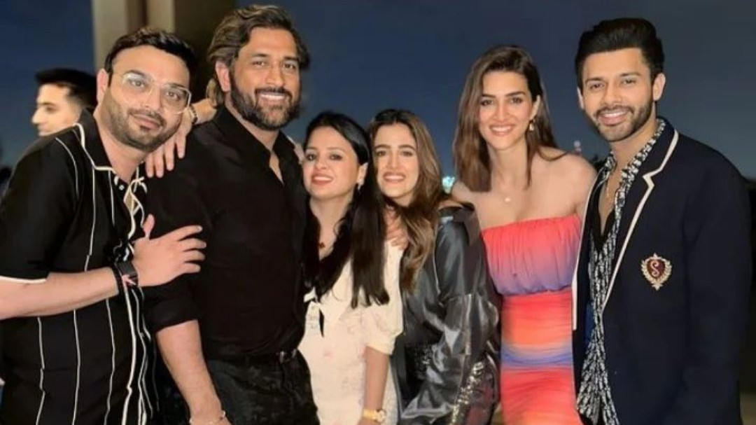 MS Dhoni's Dubai vacation pictures featuring Rishabh Pant, Kriti Sanon and Abdu Rozik go viral on the internet