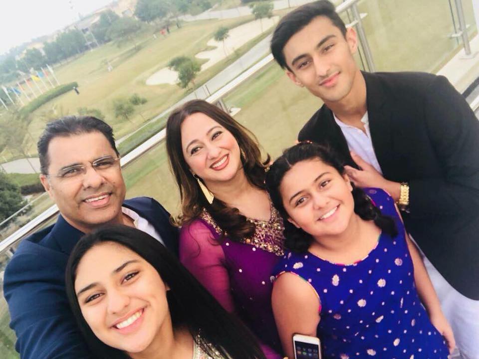 Waqar Younis with his family | Twitter