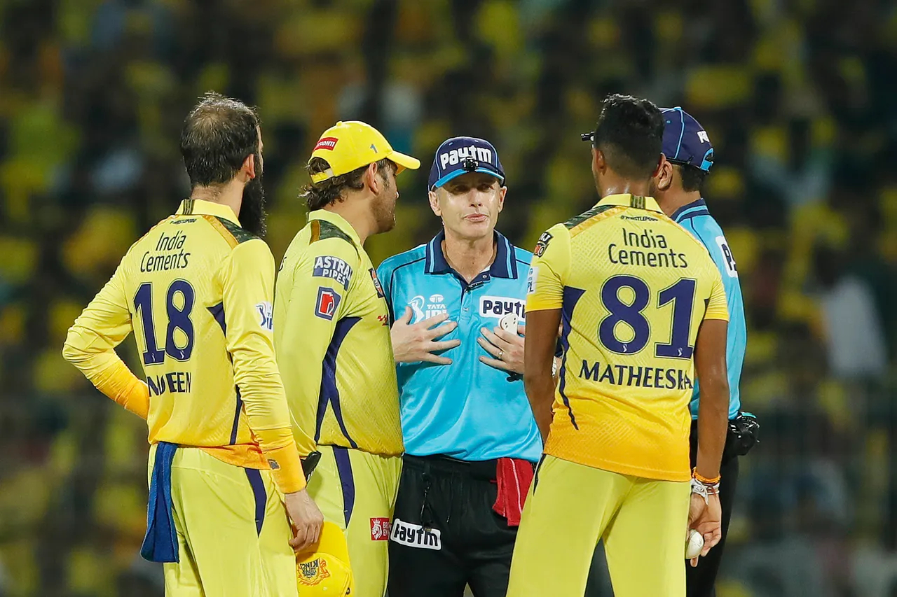 MS Dhoni arguing with the umpires | BCCI-IPL