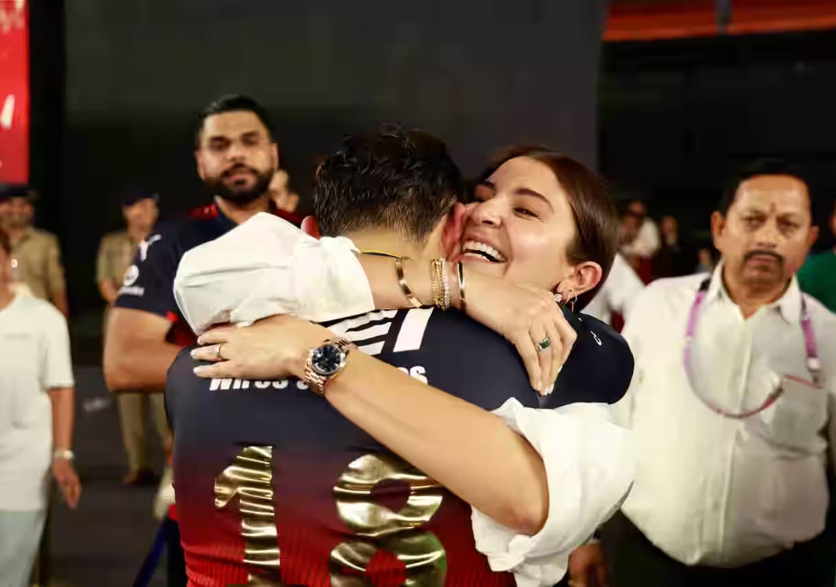 Anushka Sharma and Virat Kohli hug after RCB's IPL title win | BCCI-IPL
