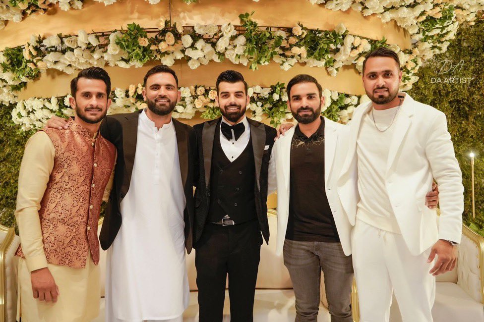 Shadab Khan poses with his Pakistan teammates | Twitter