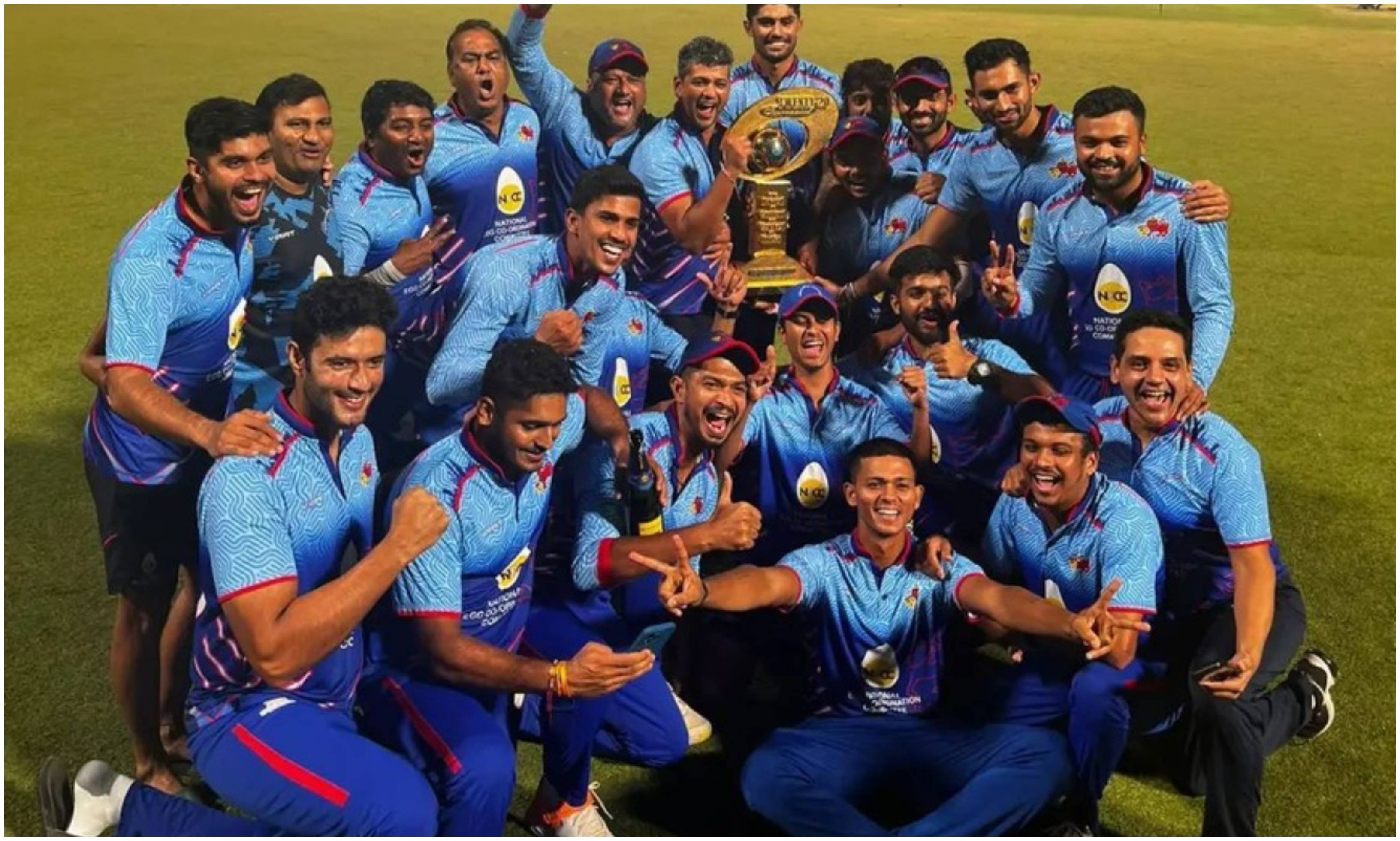 Mumbai squad posing with the Syed Mushtaq Ali Trophy 2022 | BCCI Domestic/Twitter