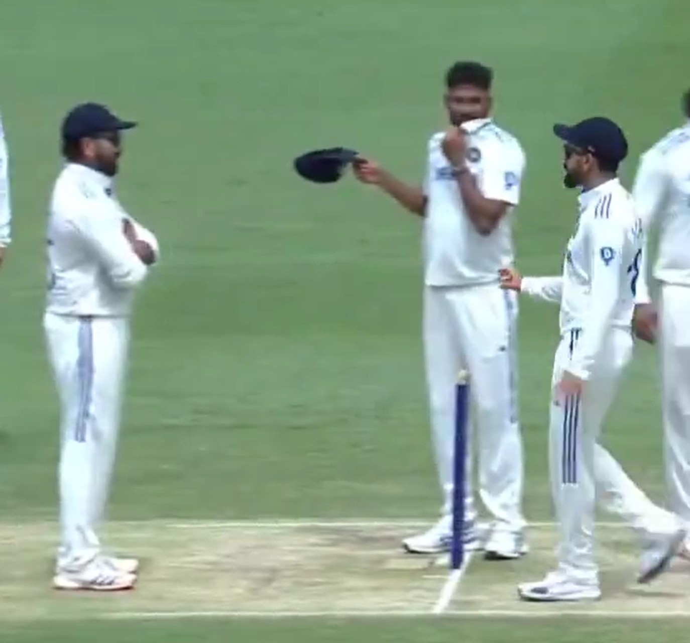 Kohli, Rohit and Siraj plotting Steve Smith's dismissal | X