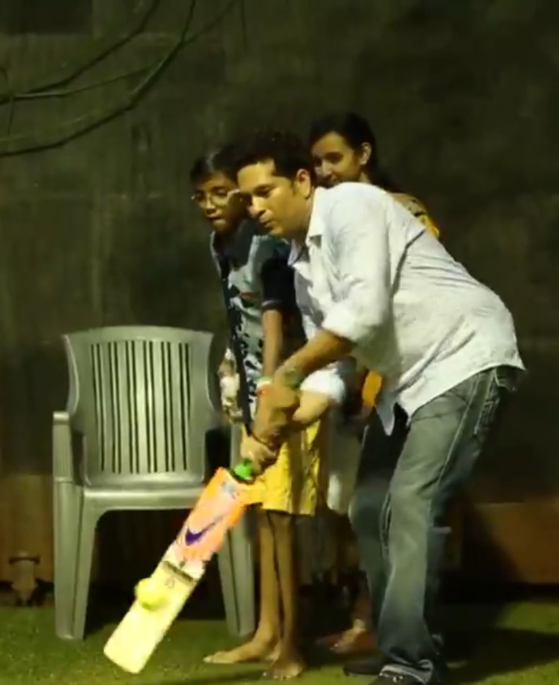Sachin Tendulkar urged people to play sports with kids and bring happiness in lives | Twitter