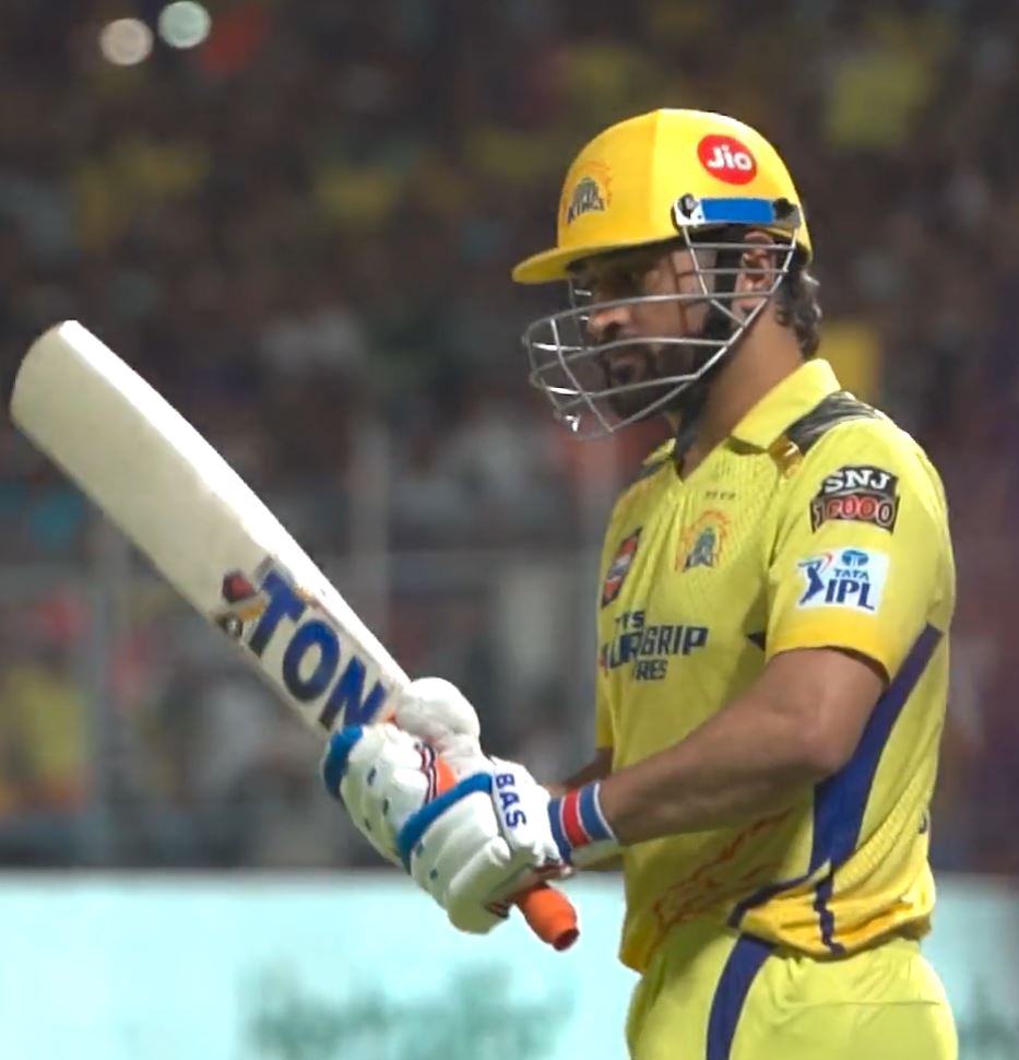 CSK fans vibrated Eden Gardens with Dhoni chants as he came out to bat | IPL