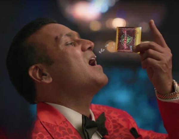 Virender Sehwag endorsing a 'pan masala' brand | Twitter