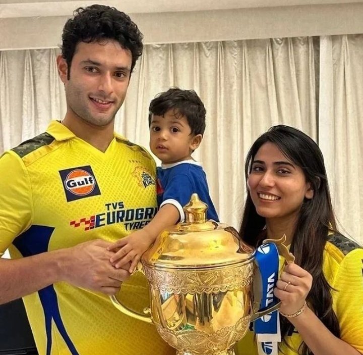 Shivam Dube with his family | X