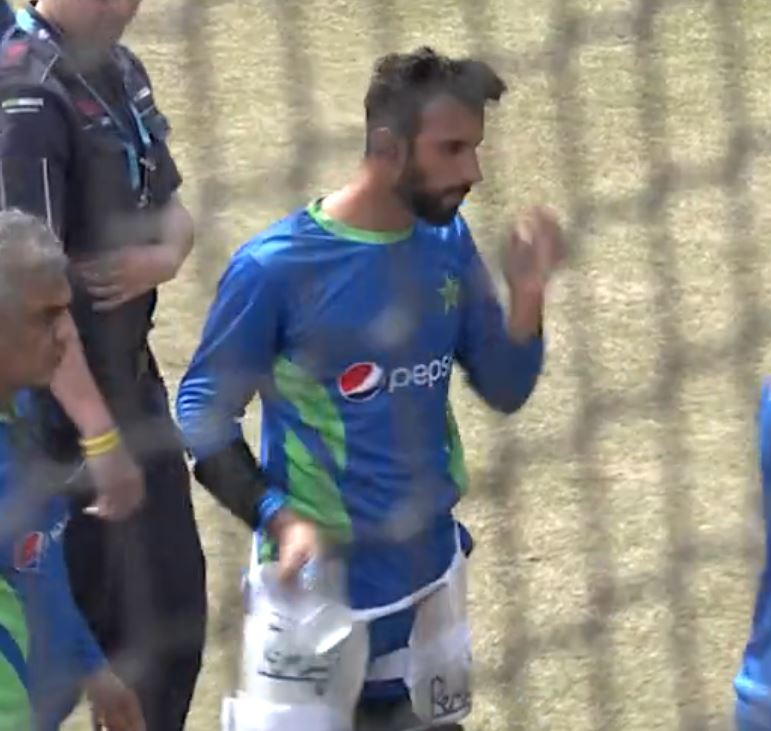 Shan Masood after being hit by a ball on his head | Twitter