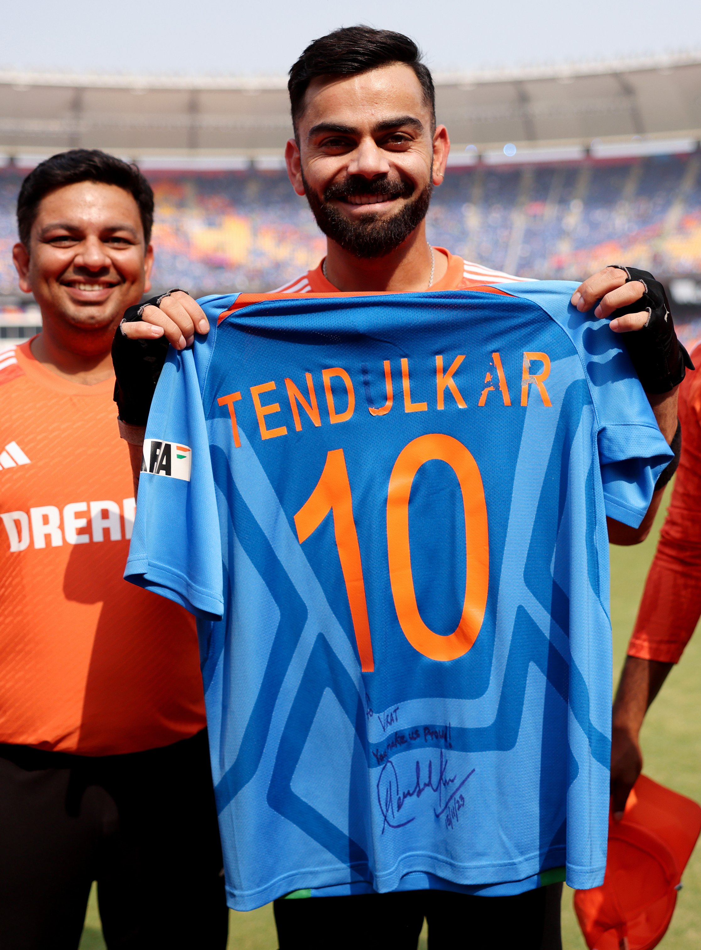 Virat Kohli with a signed 2011 World Cup jersey by Sachin Tendulkar | X