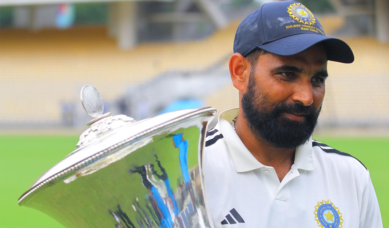 Mohammad Shami with Duleep Trophy | X