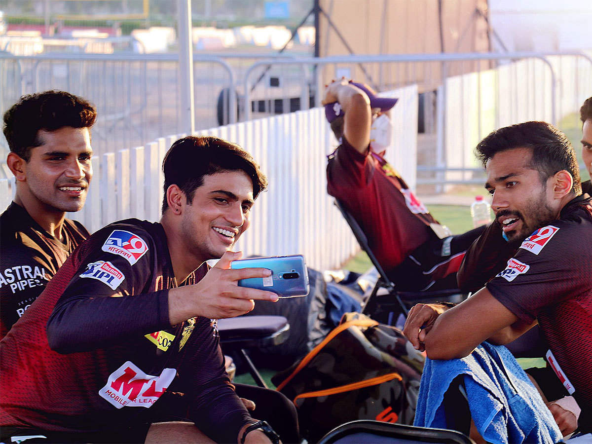 KKR players Shivam Mavi poses for a selfie with Shubman Gill | KKR Twitter