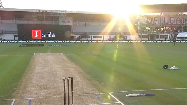 Bright sunlight halted play for quite a bit during the 3rd NZ v PAK T20I in Napier | Twitter