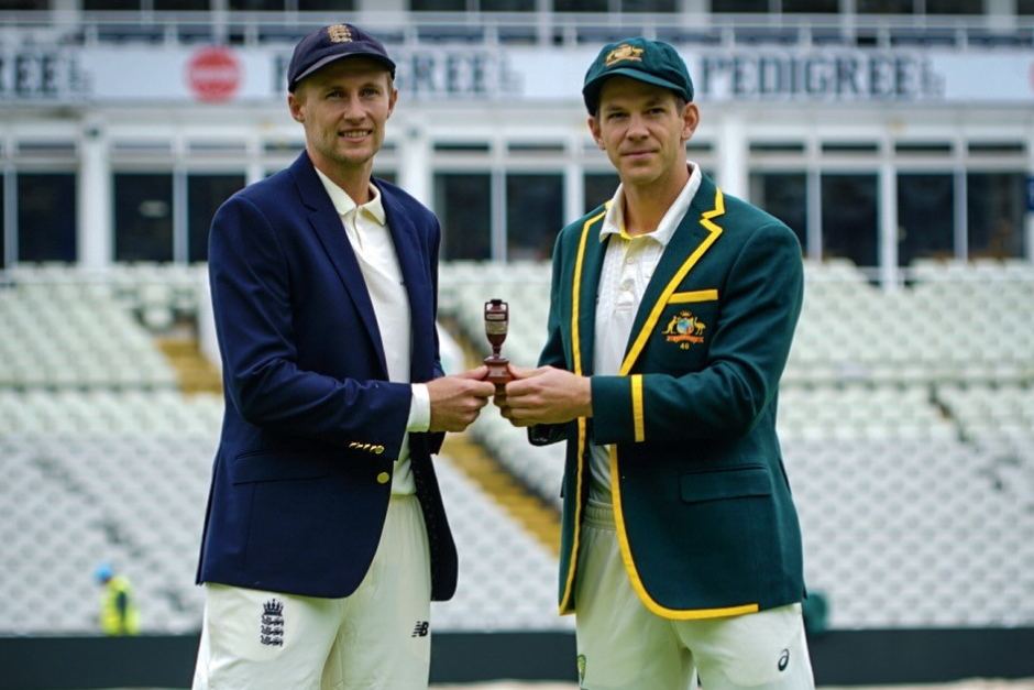 England captain Joe Root and Australian captain Tim Paine with the Ashes urn | Twitter