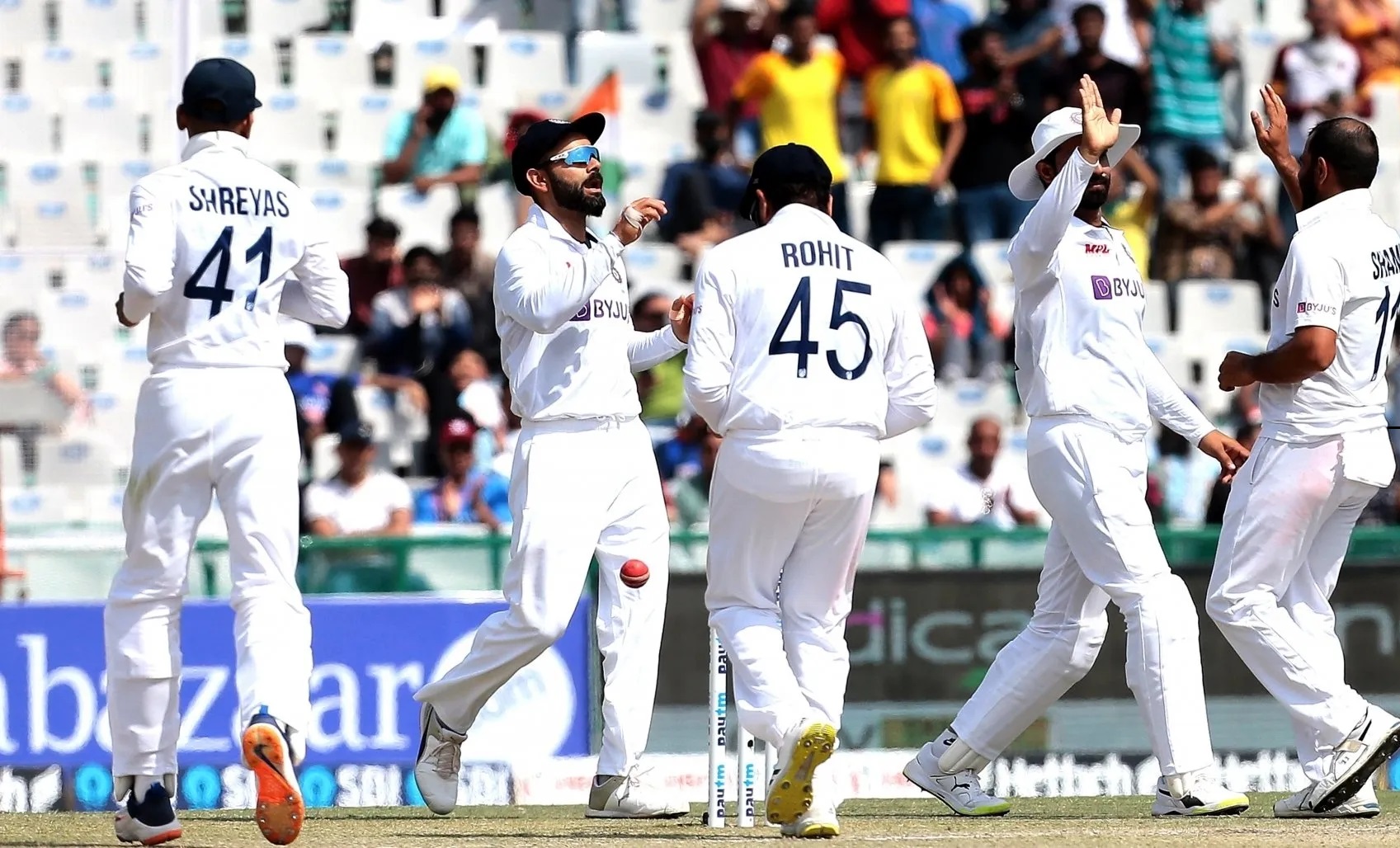 Indian team celebrates wicket of Dimuth Karunaratne who fell to Mohammad Shami | BCCI