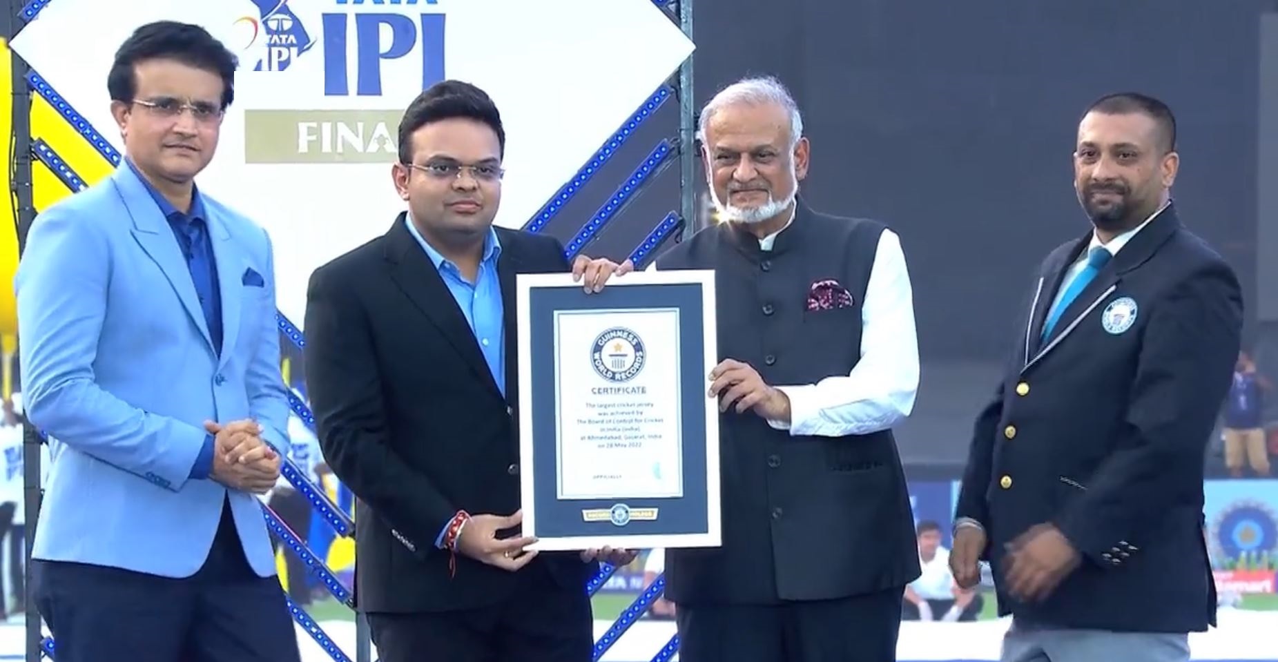 BCCI and IPL officials receiving the Guinness World Record certificate | IPL