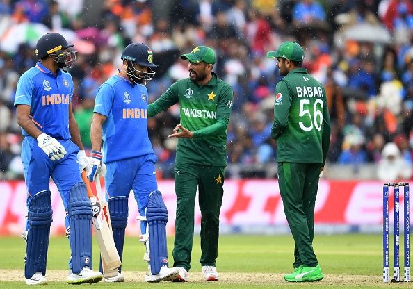 Mohammad Amir and Babar Azam speak with Virat Kohli and Vijay Shankar | GETTY