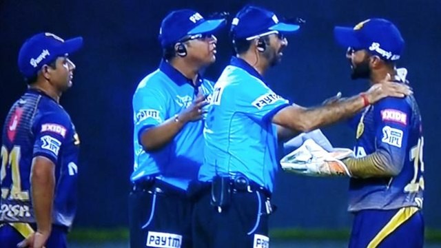 IPL 2019: WATCH - Dinesh Karthik and KKR left baffled after umpires award four runs to KXIP for an unintentional error