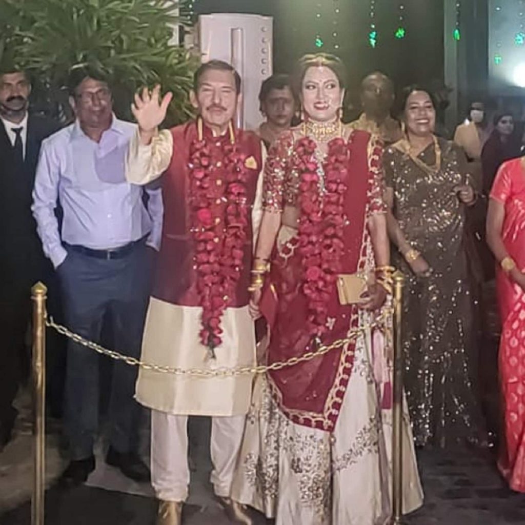 Newly wed Arun Lal and Bulbul Saha pose for photographers | Twitter