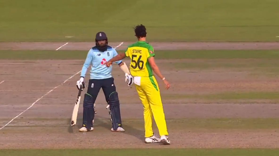 ENG v AUS 2020: WATCH – Mitchell Starc warns Adil Rashid for leaving his crease; Mankading chance avoided