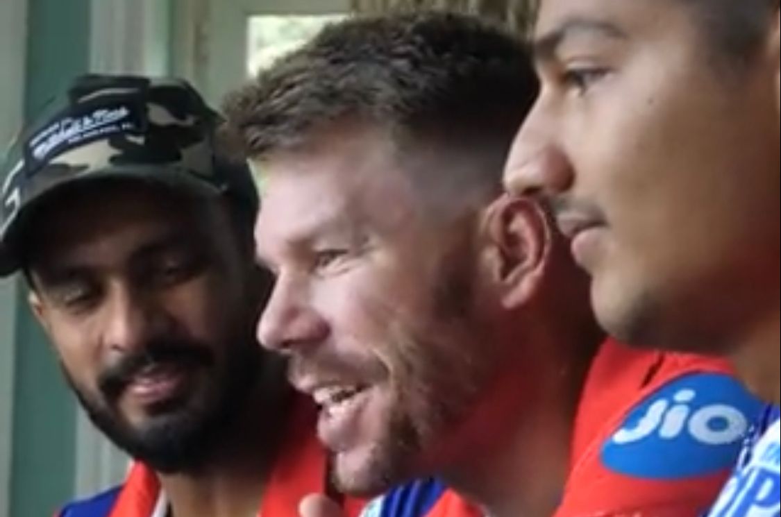 David Warner with his DC teammates | Twitter