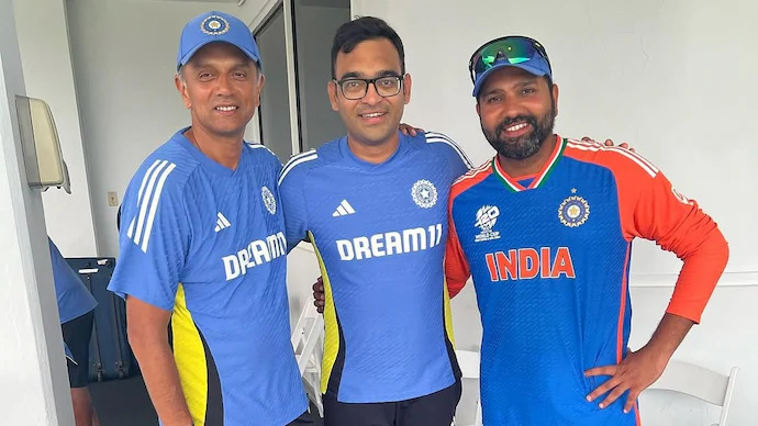Kamlesh Jain had started his tenure as Team India's physio during Rahul Dravid's tenure | X