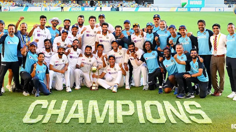 Victorious Team India poses with the Border-Gavaskar Trophy | Twitter