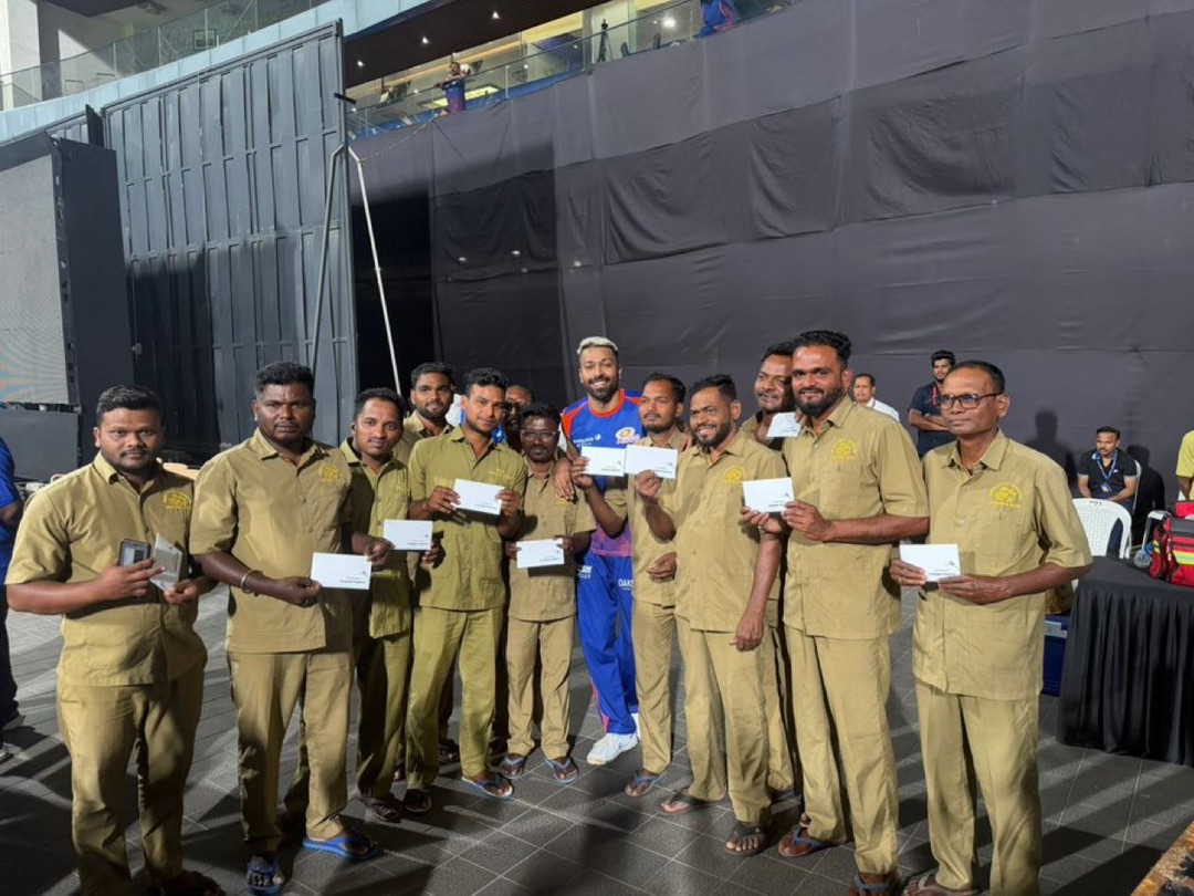 Hardik Pandya with Wankhede Stadium groundstaff | X