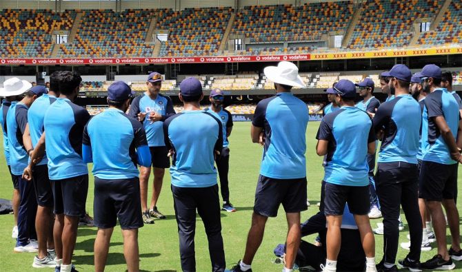 Shastri speaking to the Indian team on eve of the Brisbane Test | Twitter