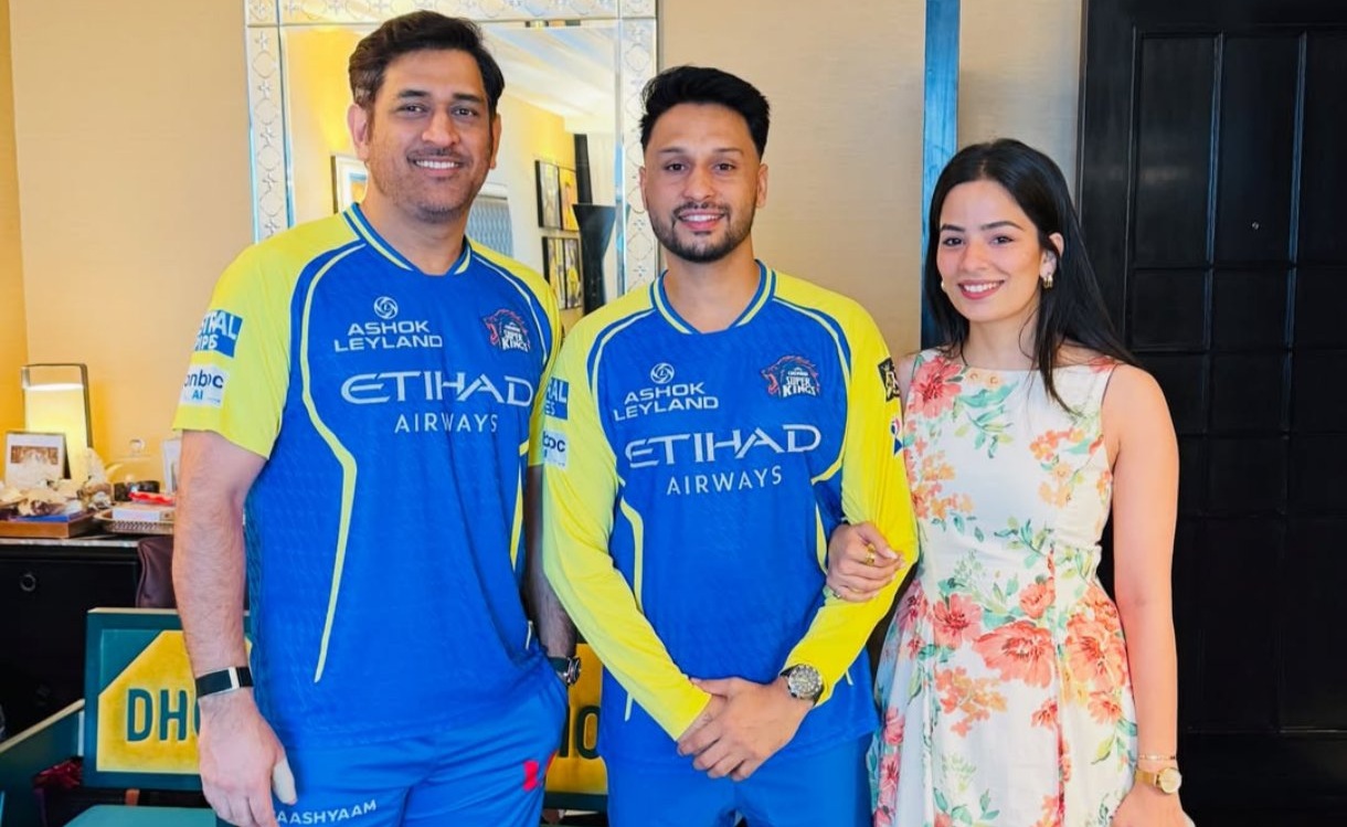MS Dhoni with Akash Madhwal and his wife | Instagram