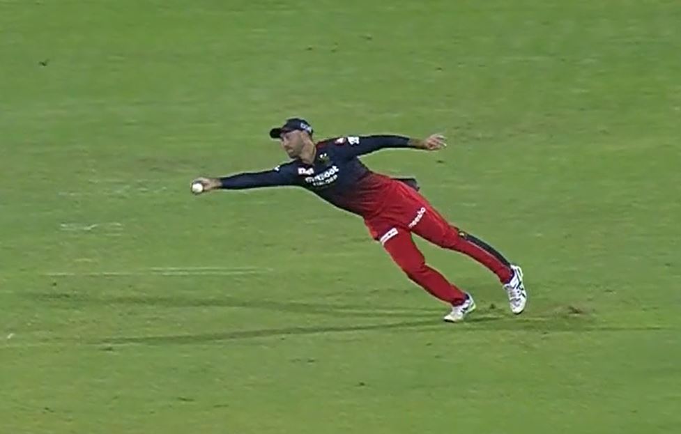 Maxwell dived full length to catch that ball | BCCI-IPL
