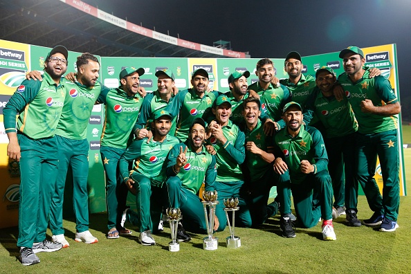Pakistan players poses with the ODI trophy | Getty Images