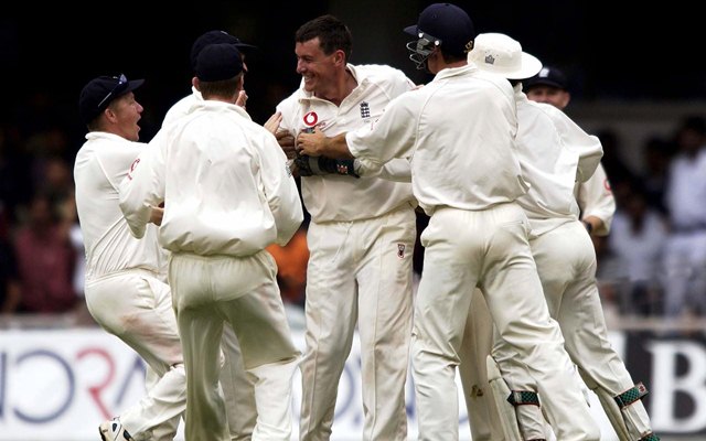 Ashley Giles and England team celebrate the wicket of Tendulkar