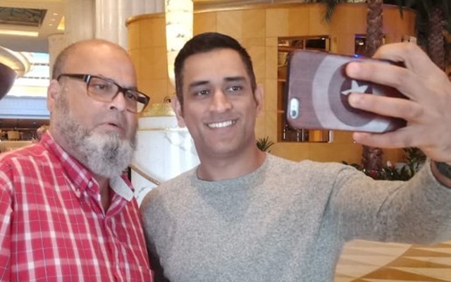MS Dhoni clicks a selfie with Bashir Chacha