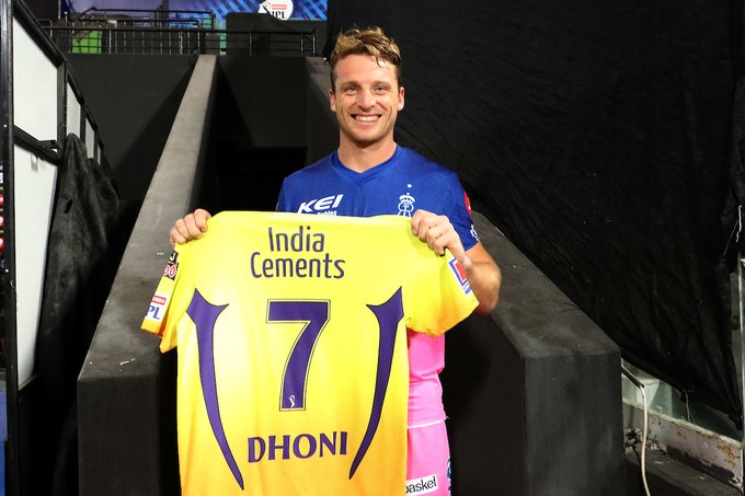 Jos Buttler holding MS Dhoni’s No. 7 jersey | IPL/Twitter