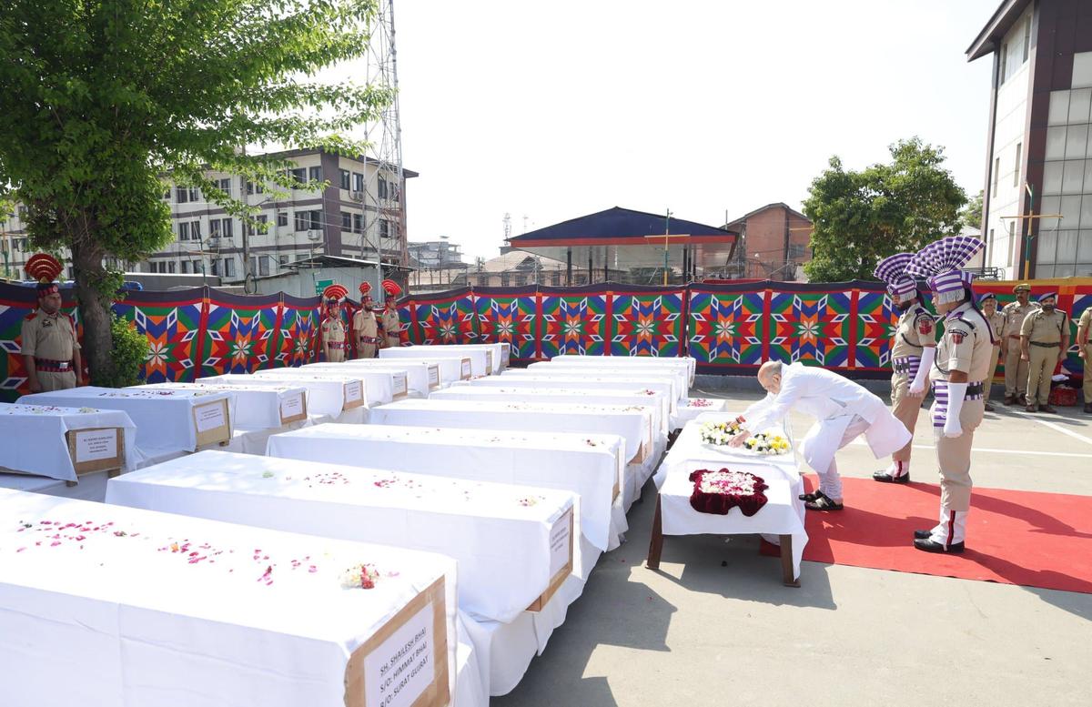 Home Minister Amit Shah paying tributes to 26 tourists who were killed by terrorists | X