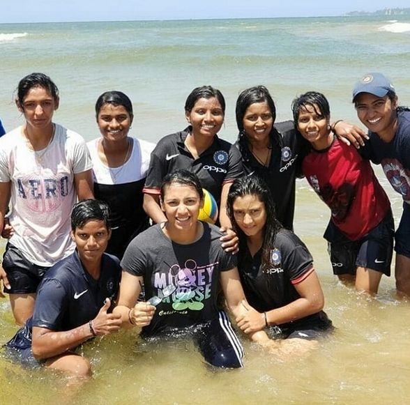 Smriti Mandhan with teammates | FILE PIC