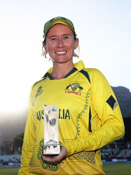 Beth Mooney with her Player of the Final award | Getty