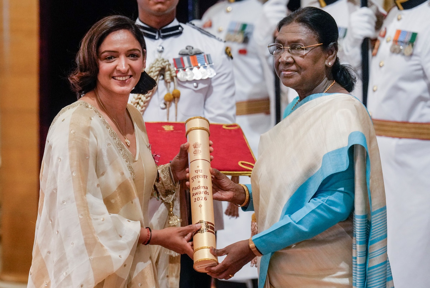 Harmanpreet Kaur receiving the Padma Shri from Indian President Draupadi Murmu | X